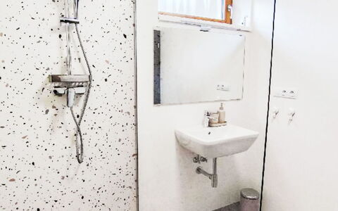 Horní Líšnice: Flooring, Loodgieterswerkinrichting, Verdieping, Badkamer, Interieur Ontwerp, Plafond, Loodgieter, Lichte Inrichting, Douchekop, Tegel
