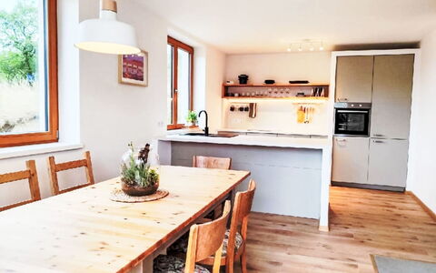 Horní Líšnice: Meubilair, Interieur Ontwerp, Flooring, Verdieping, Countertop, Hout, Keuken, Keuken En Eettafel, Plafond, Tafel