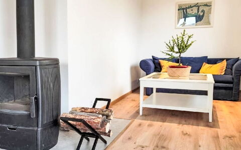 Horní Líšnice: Meubilair, Flooring, Verdieping, Hout, Interieur Ontwerp, Houten Vloer, Woonkamer, Kamer, Huis, Laminaatvloer