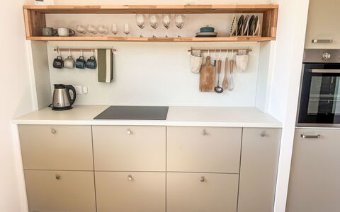 Horní Líšnice: Flooring, Hout, Keuken, Interieur Ontwerp, Cabinetry, Meubilair, Verdieping, Countertop, Toestel Van De Keuken, Verlichting