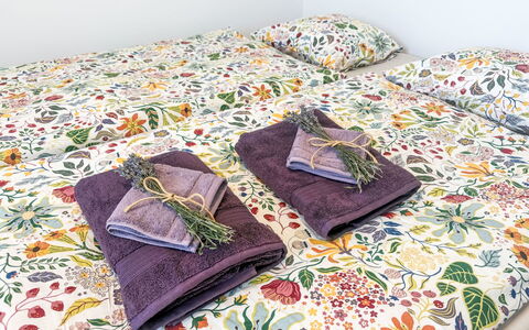 Horní Líšnice: Linens, Laken, Geel, Slaapkamer, Textiel, Meubilair, Interieur Ontwerp, Flooring, Bedding, Bed