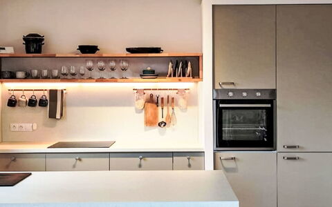 Horní Líšnice: Interieur Ontwerp, Keuken, Meubilair, Hout, Countertop, Lichte Inrichting, Plafond, Toestel Van De Keuken, Verlichting, Flooring