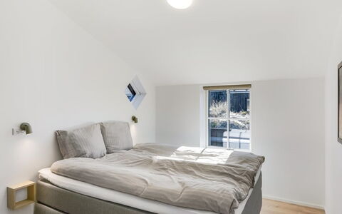 Karoliina - 500M from the Sea: Flooring, Verdieping, Slaapkamer, Interieur Ontwerp, Plafond, Bed, Bedding, Laken, Bed Frame, Linens