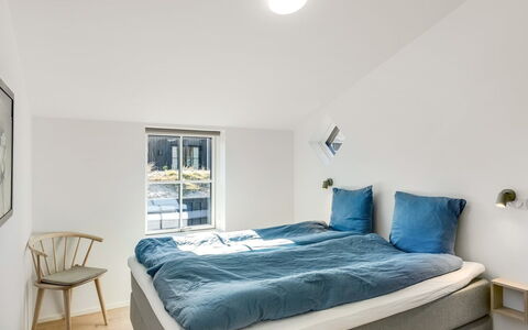 Karoliina - 500M from the Sea: Hout, Flooring, Verdieping, Interieur Ontwerp, Slaapkamer, Kamer, Plafond, Bedding, Hardwood, Bed