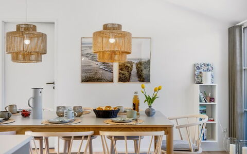 Karoliina - 500M from the Sea: Interieur Ontwerp, Hout, Meubilair, Kroonluchter, Flooring, Eetkamer, Plafond, Lichte Inrichting, Huis, Kamer