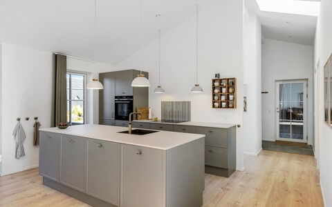 Karoliina - 500M from the Sea: Keuken, Flooring, Interieur Ontwerp, Countertop, Plafond, Cabinetry, Hout, Verdieping, Toestel Van De Keuken, Lichte Inrichting