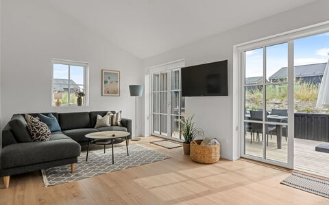 Karoliina - 500M from the Sea: Flooring, Houten Vloer, Hout, Verdieping, Interieur Ontwerp, Laminaatvloer, Huis, Hardwood, Bankstel, Woonkamer