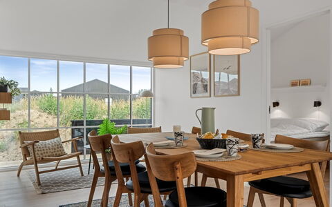 Karoliina - 500M from the Sea: Meubilair, Eetkamer, Stoel, Tafel, Interieur Ontwerp, Flooring, Keuken En Eettafel, Hout, Verdieping, Plafond