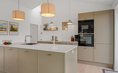 Karoliina - 500M from the Sea: Keuken, Countertop, Interieur Ontwerp, Cabinetry, Flooring, Toestel Van De Keuken, Hout, Plafond, Meubilair, Lichte Inrichting