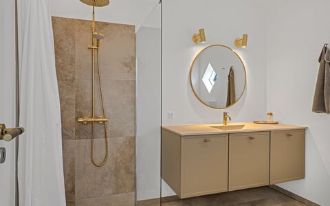 Karoliina - 500M from the Sea: Loodgieterswerkinrichting, Flooring, Verdieping, Interieur Ontwerp, Spiegel, Loodgieter, Badkamer, Lichte Inrichting, Badkamerkast, Kraan