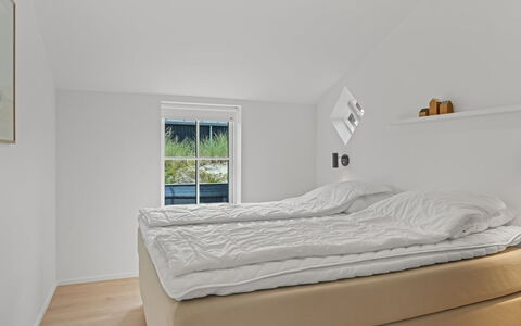 Karoliina - 500M from the Sea: Hout, Flooring, Verdieping, Slaapkamer, Bed, Linens, Bedding, Appartement, Bed Frame, Houten Vloer
