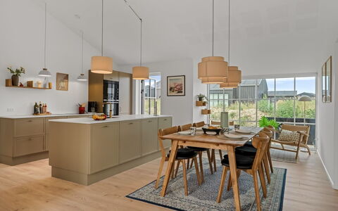 Karoliina - 500M from the Sea: Meubilair, Keuken, Flooring, Interieur Ontwerp, Hout, Keuken En Eettafel, Plafond, Countertop, Verdieping, Eetkamer