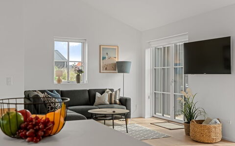 Karoliina - 500M from the Sea: Meubilair, Interieur Ontwerp, Flooring, Verdieping, Muur, Bankstel, Hout, Woonkamer, Plafond, Tafel