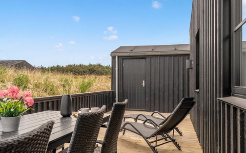 Karoliina - 500M from the Sea: Hout, Hardwood, Beits, Dek, Plank, Schaduw, Ontwerp, Daylighting, Balkon, Houten Vloer