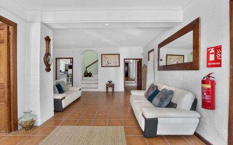 La Buena Vida: Meubilair, Interieur Ontwerp, Flooring, Verdieping, Bankstel, Hout, Plafond, Kamer, Woonkamer, Tafel