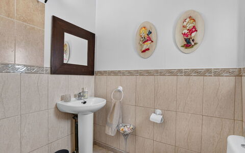 La Buena Vida: Loodgieterswerkinrichting, Flooring, Verdieping, Badkamer, Interieur Ontwerp, Wastafel, Loodgieter, Kraan, Wastafel In De Badkamer, Wc Bril