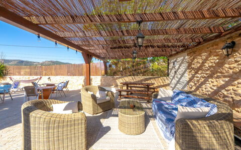 La Buena Vida: Hout, Meubilair, Stoel, Buitenmeubels, Schaduw, Beits, Buitentafel, Outdoor Structuur, Balkon, Dek