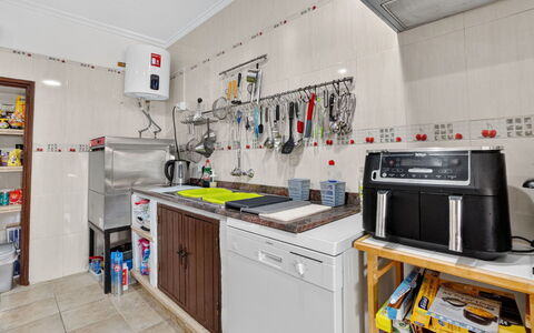 La Buena Vida: Keuken, Major Appliance, Toestel Van De Keuken, Flooring, Interieur Ontwerp, Countertop, Verdieping, Verlichting, Huishoudapparatuur, Kamer
