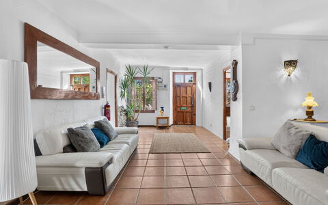La Buena Vida: Meubilair, Flooring, Verdieping, Interieur Ontwerp, Bankstel, Hout, Plafond, Woonkamer, Kamer, Tafel