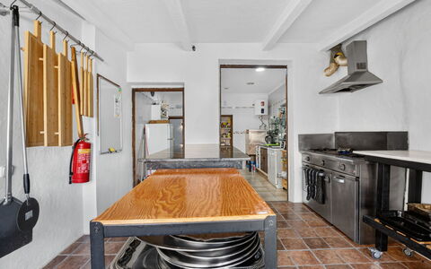 La Buena Vida: Flooring, Hout, Meubilair, Plafond, Verdieping, Interieur Ontwerp, Keuken, Verlichting, Major Appliance, Countertop