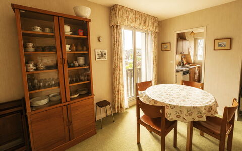 Les Guillemots: Meubilair, Interieur Ontwerp, Flooring, Hout, Stoel, Tafel, Eetkamer, Verdieping, Keuken En Eettafel, Kamer