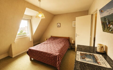 Les Guillemots: Slaapkamer, Muur, Bed, Hout, Laken, Bedding, Verdieping, Flooring, Linens, Meubilair
