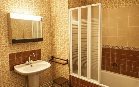 Les Guillemots: Muur, Loodgieterswerkinrichting, Badkamer, Flooring, Wastafel In De Badkamer, Verdieping, Interieur Ontwerp, Wastafel, Kraan, Loodgieter