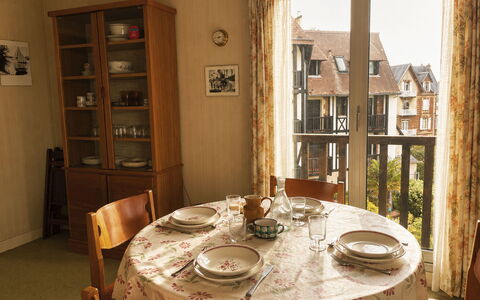 Les Guillemots: Meubilair, Hout, Interieur Ontwerp, Tafel, Stoel, Textiel, Keuken En Eettafel, Eetkamer, Flooring, Kamer