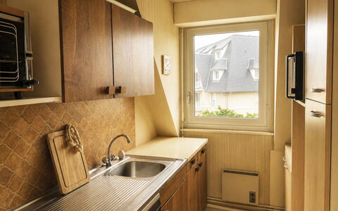 Les Guillemots: Hout, Keuken, Gootsteen, Countertop, Wastafel, Cabinetry, Bruin, Loodgieterswerkinrichting, Kraan, Loodgieter
