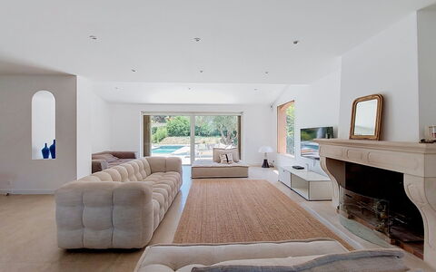 La Villa Nana: Meubilair, Interieur Ontwerp, Appartement, Verdieping, Flooring, Tafel, Stoel, Woonkamer, Kamer, Huis