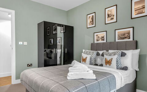 Wickside Apartment: Meubilair, Interieur Ontwerp, Appartement, Verdieping, Flooring, Tafel, Stoel, Woonkamer, Kamer, Huis
