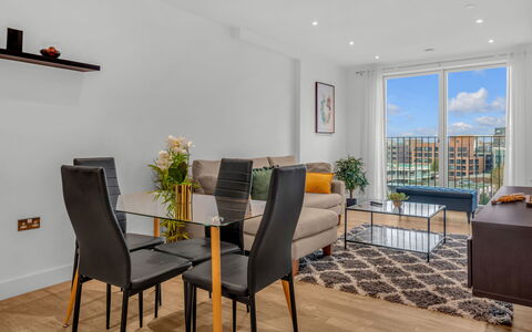 Wickside Apartment: Meubilair, Interieur Ontwerp, Appartement, Verdieping, Flooring, Tafel, Stoel, Woonkamer, Kamer, Huis