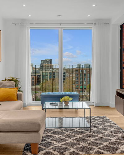 Wickside Apartment: Meubilair, Interieur Ontwerp, Appartement, Verdieping, Flooring, Tafel, Stoel, Woonkamer, Kamer, Huis