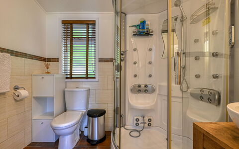 Cìela Lodge on Loch Ness: Badkamer, Loodgieterswerkinrichting, Toilet, Wastafel In De Badkamer, Interieur Ontwerp, Flooring, Wc Bril, Wastafel, Verdieping, Loodgieter