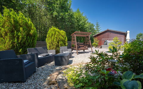 Cìela Lodge on Loch Ness: Struik, Tuin, Schaduw, Landscaping, Buitenmeubels, Werf, Backyard, Stoel, Gang