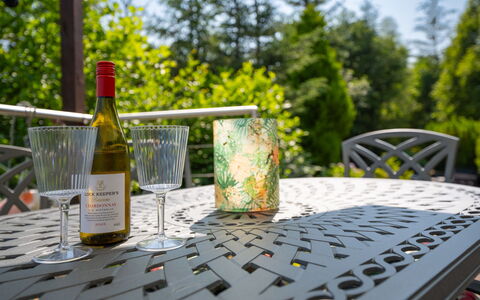 Cìela Lodge on Loch Ness: Meubilair, Tafel, Buitenmeubels, Stoel, Buitentafel, Drinkware, Keuken En Eettafel, Patio, Tuin, Koffietafel