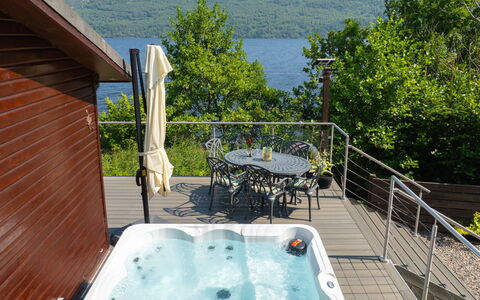 Cìela Lodge on Loch Ness: Loodgieterswerkinrichting, Jacuzzi, Bad, Zwembad, Beits, Buitenmeubels, Hardwood, Stoel, Eco Hotel