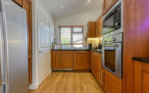 Cìela Lodge on Loch Ness: Keuken, Toestel Van De Keuken, Cabinetry, Countertop, Flooring, Meubilair, Major Appliance, Interieur Ontwerp, Hout, Huishoudapparatuur