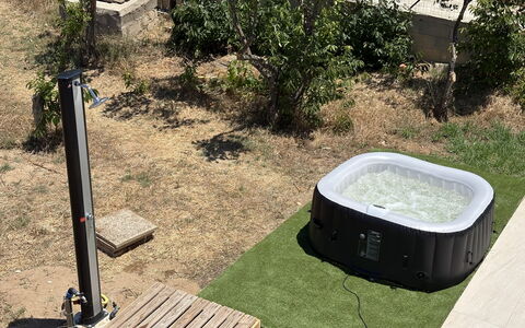 Villa la Vigne: Backyard, Tuin, Gazon, Werf, Landscaping, Outdoor Structuur, Jacuzzi, Patio, Kamerplant