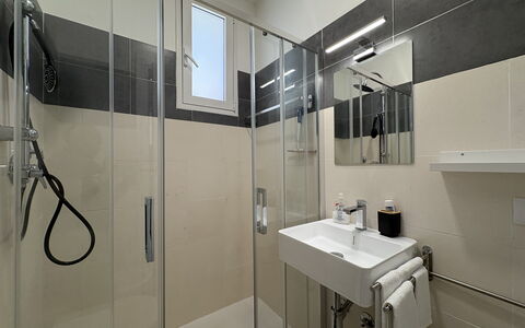 Villa la Vigne: Badkamer, Loodgieterswerkinrichting, Flooring, Verdieping, Interieur Ontwerp, Wastafel, Toilet, Kraan, Loodgieter, Wastafel In De Badkamer