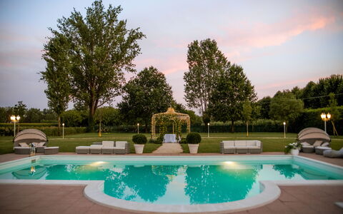 Relais Villa Mirandola: Tuin, Gazon, Werf, Park, Zwembad, Nacht, Lichte Inrichting, Hacienda, Villa, Herenhuis