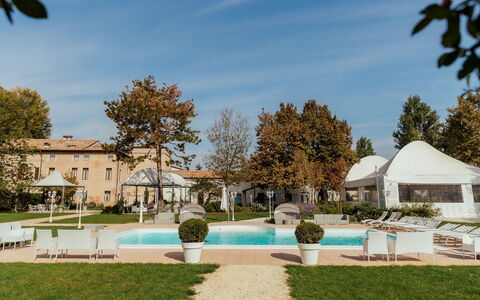 Relais Villa Mirandola: Zwembad, Tuin, Landgoed, Landscaping, Werf, Binnenplaats, Schaduw, Gazon, Canopy, Outdoor Structuur