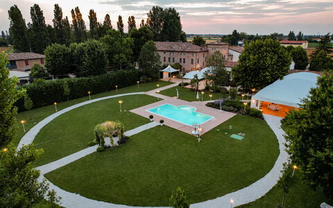 Relais Villa Mirandola: Gazon, Tuin, Landgoed, Toevlucht, Vrije Tijd, Zwembad, Hacienda, Werf, Binnenplaats, Landscaping