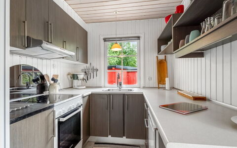 Aiske - 700M from the Sea: Keuken, Toestel Van De Keuken, Countertop, Hout, Major Appliance, Interieur Ontwerp, Flooring, Plafond, Huishoudapparatuur, Meubilair