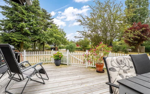 Aiske - 700M from the Sea: Meubilair, Buitenmeubels, Struik, Stoel, Veranda, Tuin, Dek, Buitentafel, Schaduw