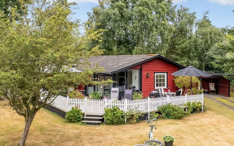 Aiske - 700M from the Sea: Gebouw, Huis, Huis, Struik, Dak, Verblijf, Woongebied, Land Lot, Tuin