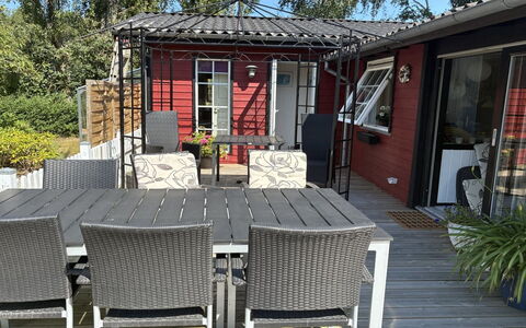 Aiske - 700M from the Sea: Meubilair, Buitenmeubels, Stoel, Hout, Tafel, Buitentafel, Keuken En Eettafel, Deur, Schaduw, Koffietafel