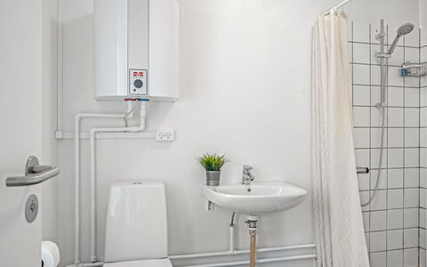 Ineke - 200M from the Sea: Loodgieterswerkinrichting, Loodgieter, Badkamer, Wastafel, Toilet, Kamer, Kraan, Wc Bril, Tegel, Wastafel In De Badkamer