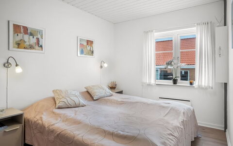 Ineke - 200M from the Sea: Bed, Slaapkamer, Muur, Laken, Interieur Ontwerp, Plafond, Bedding, Hout, Meubilair, Verdieping