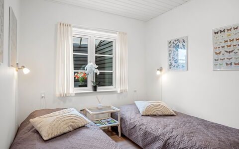 Ineke - 200M from the Sea: Interieur Ontwerp, Verdieping, Slaapkamer, Hout, Flooring, Bed, Plafond, Meubilair, Laken, Bedding